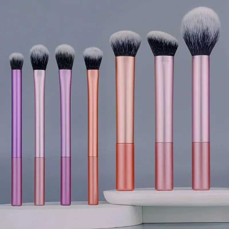 Kit de 7/8 brochas de maquillaje de pelo sintético suave para base, rubor, sombra de ojos y más.